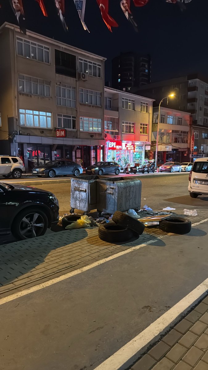 SvdBrnc's tweet photo. Az önce yürüdüğüm yolda İBB Çöp toplama arabası konteynerin içindeki çöpleri aldı konteynerin dışındaki çöpleri bize hediye bıraktı galiba bu nasıl temizlik anlayışı ben anlamıyorum?  Kadıköy Fikirtepe mandıra caddesi girişi Evinpark sitesi önü @IBBcozummerkezi https://t.co/ggCTVALzKA