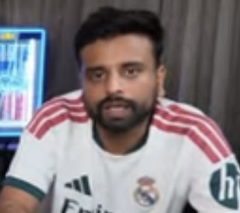 KryptonPlanet0's tweet photo. Madrid jersey 😭😭

Ye jis tarah se decision le rha ye 
madhur 100% Manchester United ya Chelsea fan hoga 🤡🤣🤣 https://t.co/cbQDDKdQIy