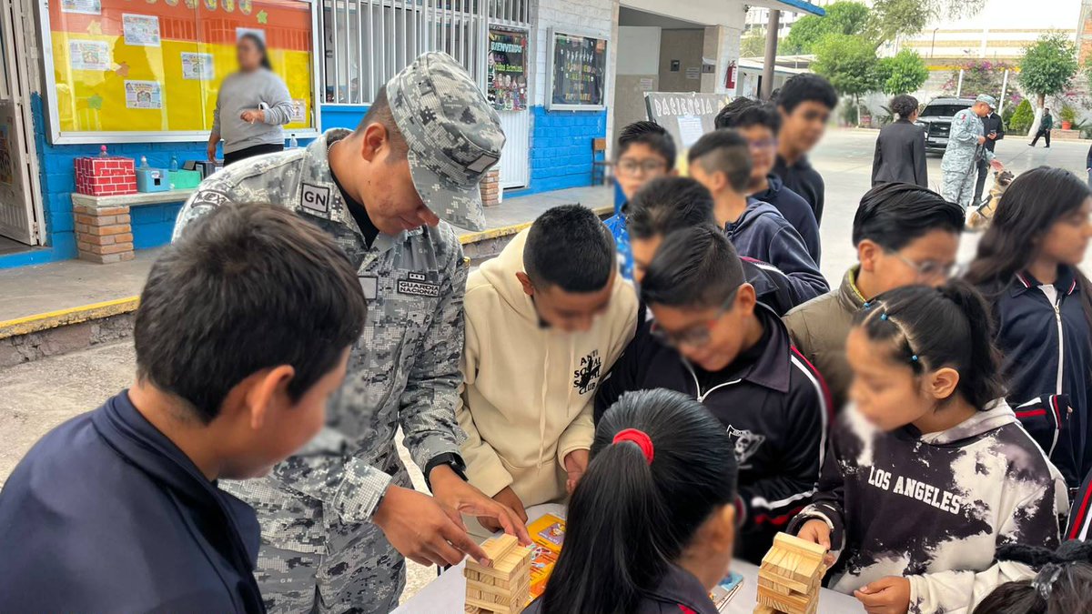 GN_MEXICO_'s tweet photo. La #GuardiaNacional llevo a cabo actividades lúdicas y exhibición de binomios caninos en una escuela de nivel básico en el municipio Villa de Pozos, #SLP. Con estas acciones estrechamos lazos con la población. #LaGuardiaNacionalEstaContigo https://t.co/iULlmlXfrL