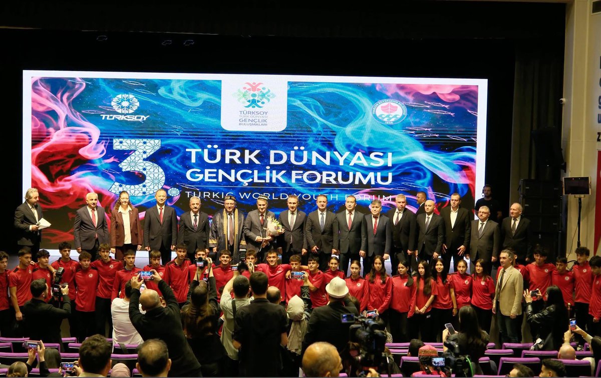 AzEmbassyTurkey's tweet photo. 17–21 Ekim tarihleri arasında, Trabzon Büyükşehir Belediyesi ile Uluslararası Türk Kültürü Teşkilatı (TÜRKSOY) arasındaki iş birliği çerçevesinde Trabzon’da “3. TÜRKSOY Gençlik Forumu” düzenlendi.
22 ülkeden 140 gencin katıldığı forumda, 19 Ekim tarihinde Büyükelçiliğimizin Eğitim Müsteşarı Müjdat Hasanov da yer aldı. Azerbaycanlı gençlerin de temsil edildiği forum kapsamında, Türk dünyasının ortak kültürel mirasının korunması, gençler arasında dayanışma ve kardeşlik bağlarının güçlendirilmesi, dezenformasyonla mücadele ve ortak geleceğe yönelik perspektifler ele alındı.