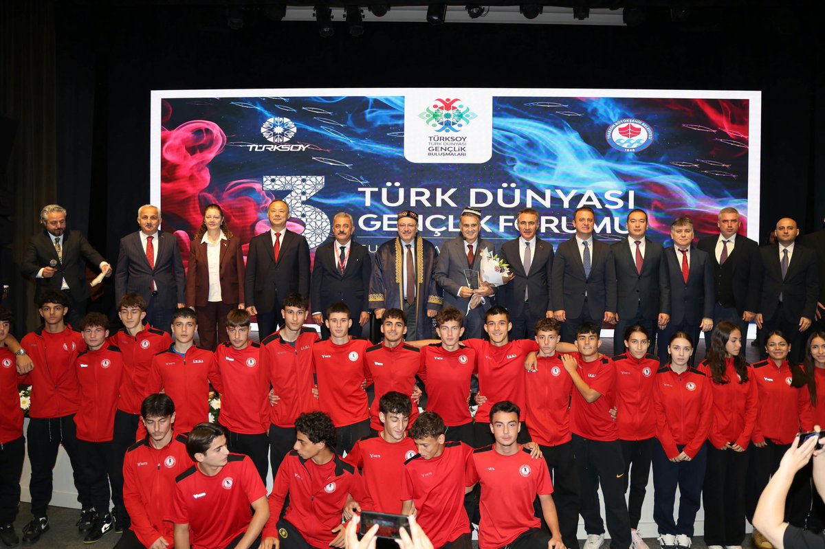 AzEmbassyTurkey's tweet photo. 17–21 Ekim tarihleri arasında, Trabzon Büyükşehir Belediyesi ile Uluslararası Türk Kültürü Teşkilatı (TÜRKSOY) arasındaki iş birliği çerçevesinde Trabzon’da “3. TÜRKSOY Gençlik Forumu” düzenlendi.
22 ülkeden 140 gencin katıldığı forumda, 19 Ekim tarihinde Büyükelçiliğimizin Eğitim Müsteşarı Müjdat Hasanov da yer aldı. Azerbaycanlı gençlerin de temsil edildiği forum kapsamında, Türk dünyasının ortak kültürel mirasının korunması, gençler arasında dayanışma ve kardeşlik bağlarının güçlendirilmesi, dezenformasyonla mücadele ve ortak geleceğe yönelik perspektifler ele alındı.