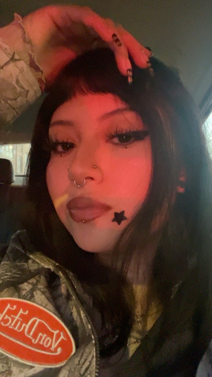 4qu4f4iry's tweet photo. i post myself for the first time in forever and the next day i get a corneal ulcer wtf https://t.co/sf65ACtWk9