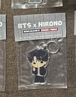 aleskahtl's tweet photo. hirono bts keyring devir 
Taehyung Jungkook keyring tanesi: 160 
tae pc+sticker set: 75
(Tae keyring ve pc seti beraber devrediyorum)
@btssatisdevir @btssatisbangtan @btssatistakasrt @bangtansatis https://t.co/q8tn4FobEq
