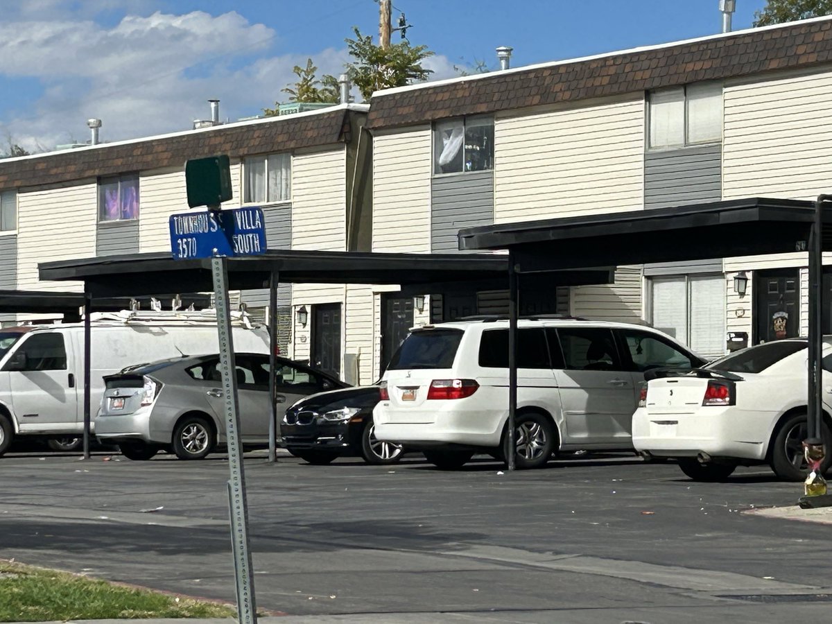 AbeNormal93's tweet photo. Gotta love driving down 300 E/3500 S near these “refugee” centers and coming across a “yard sale” selling unopened cases of water, soda, dozens of pool toys, shampoo, unused coolers, etc. No antiques here! Totally normal, no EBT fraud here! https://t.co/sJxLv5eyv1