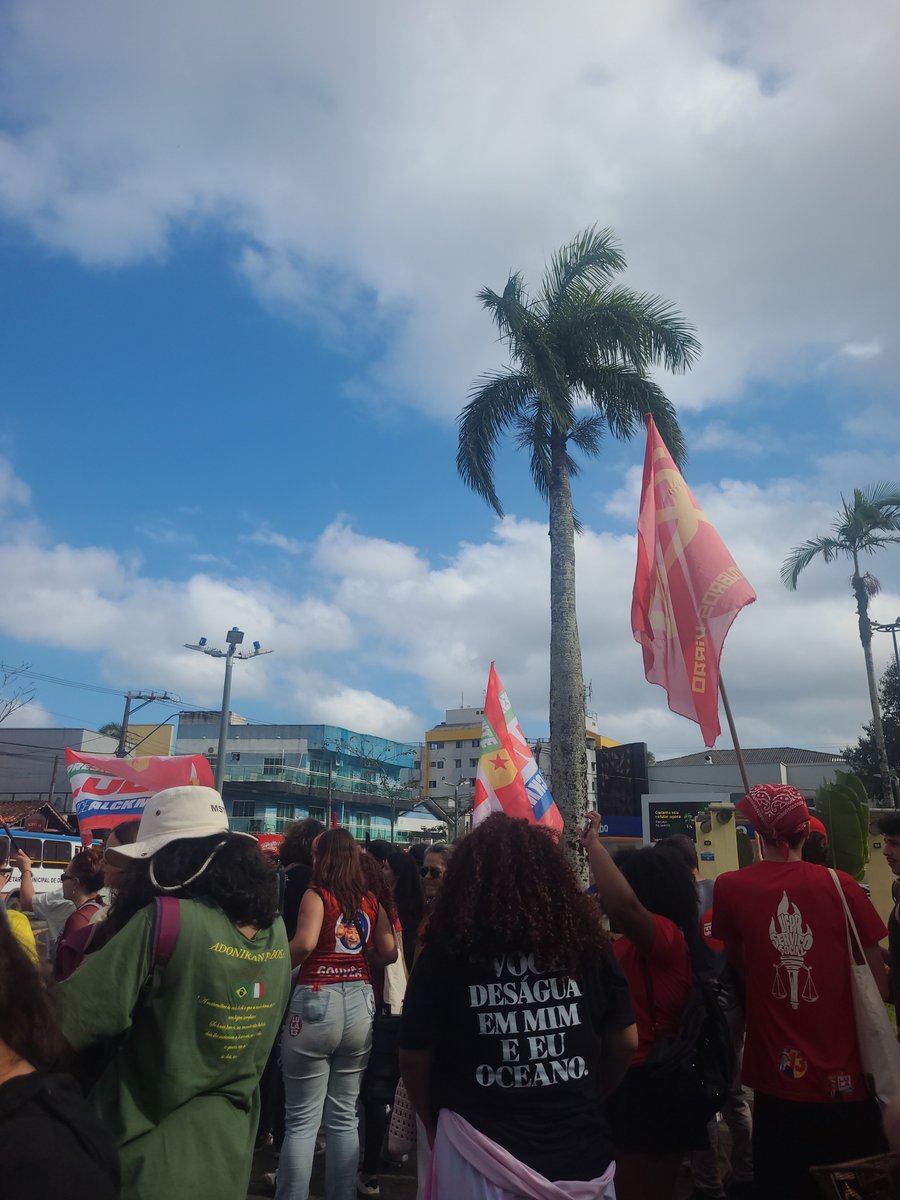 SerafimTR1's tweet photo. Estamos em uma ato dos estudantes aqui na praça central de Matinhos e acabaram de jogar uma bomba nos estudantes! Absurdo! #LulaAbriuOSigiloFlavioArregou #ExercitoDoLula https://t.co/d2kBSKkAM9