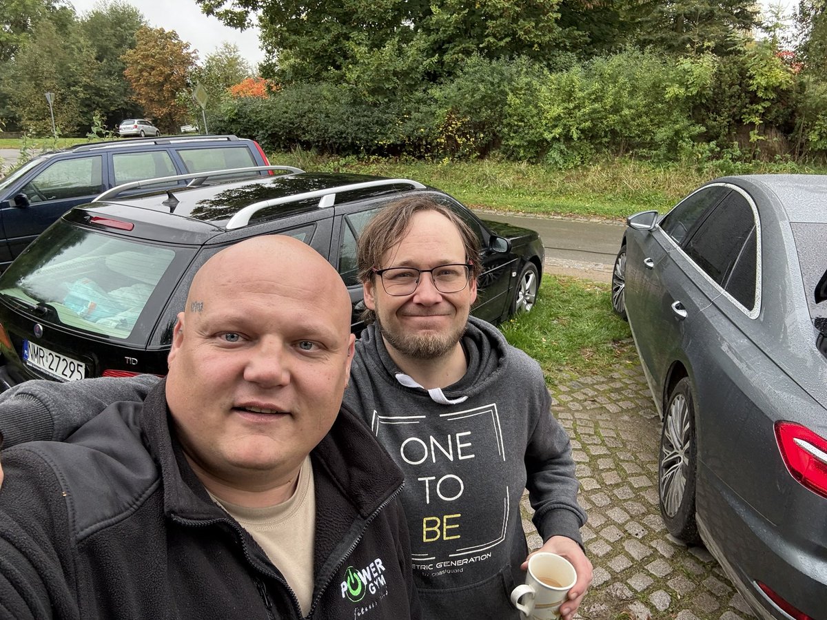 DanielPowerBus's tweet photo. 🇵🇱🤝🇺🇦 BARDZO INTENSYWNY WEEKEND! ALE MISJA ZAKOŃCZONA SUKCESEM! 🚗💪🔥

Kochani! ❤️

To był naprawdę bardzo intensywny weekend! Setki kilometrów, mnóstwo pracy, zmęczenie, ale przede wszystkim ogromna satysfakcja! 💪

Tak jak obiecywaliśmy – pojechaliśmy do Niemiec po kolejne samochody, które przygotowujemy na ukraiński front! 🇺🇦🚙

Tym razem jednak nasza ekipa była wyjątkowa! ❤️

👴 Mój 71-letni TATA – którego wielu z Was już zna z moich opowieści i wspólnych wyjazdów. Człowiek, który mimo wieku nadal ma w sobie ogromną energię i chęć pomagania!

❤️ Moja 17-letnia córeczka NATASHA – która razem ze swoim chłopakiem FRANKIEM również wzięła udział w tej wyprawie! Natasha i Franek poprowadzili jeden z samochodów z Niemiec!

🚙 No i oczywiście JA – standardowo wszystkich zawiozłem, a wracałem swoim samochodem, również załadowanym po same brzegi! 😁💪

Nad ranem wszyscy szczęśliwie dotarliśmy do domu! Zmęczeni, niewyspani, ale szczęśliwi, bo kolejny raz udało się zrealizować nasz plan! ❤️

🫵 SAMOCHODY SĄ JUŻ NA MIEJSCU!

Teraz przed nami kolejny etap!

🔧 Dokładne sprawdzenie samochodów.

🔧 Niezbędne naprawy i serwis.

🚙 Przygotowanie pojazdów do trudnych warunków na froncie.

🇺🇦 A później kolejny wyjazd do Ukrainy, tam, gdzie nasza pomoc jest dziś tak bardzo potrzebna!

Wiecie, co jest dla mnie w tym wszystkim najpiękniejsze?

Że pomaganie stało się częścią życia całej mojej rodziny. ❤️

Od mojego 71-letniego taty po moją 17-letnią córkę. Trzy pokolenia, jeden cel – pomagać tym, którzy tej pomocy potrzebują! 🇵🇱🤝🇺🇦

I właśnie takie chwile pokazują mi, że to, co robimy od lat, naprawdę ma sens!

❤️ KOCHANI, POTRZEBUJEMY WASZEGO WSPARCIA!

Dostarczenie samochodów to dopiero początek. Przed nami koszty napraw, serwisowania, przygotowania i transportu na front.

Każda złotówka, każde udostępnienie i każde dobre słowo naprawdę mają znaczenie!

🫵 MY DAJEMY SWÓJ CZAS, SIŁY I SERCE. A DZIĘKI WAM MOŻEMY ROBIĆ JESZCZE WIĘCEJ!

Nie zatrzymujemy się! 👊🔥

Bo dopóki trwa ta wojna, dopóty będziemy pomagać! 🇵🇱❤️🇺🇦

Daniel Lewakowski
Stowarzyszenie POWER BUS nr konta 

45 1160 2202 0000 0005 9439 2132

BLIK - 503 790 444

PayPayl:  Power-bus@hotmail.com

https://t.co/zrTClcQ7Zy

#PowerBUS #PomocUkrainie #PolskaUkraina #Pomagamy #RazemMozemyWiecej #SamochodyNaFront #SolidarniZUkraina