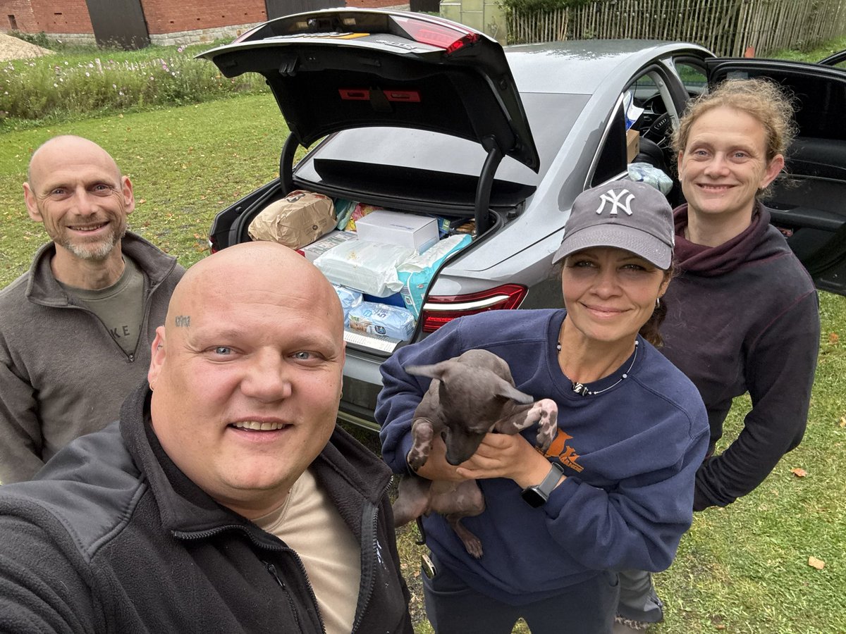 DanielPowerBus's tweet photo. 🇵🇱🤝🇺🇦 BARDZO INTENSYWNY WEEKEND! ALE MISJA ZAKOŃCZONA SUKCESEM! 🚗💪🔥

Kochani! ❤️

To był naprawdę bardzo intensywny weekend! Setki kilometrów, mnóstwo pracy, zmęczenie, ale przede wszystkim ogromna satysfakcja! 💪

Tak jak obiecywaliśmy – pojechaliśmy do Niemiec po kolejne samochody, które przygotowujemy na ukraiński front! 🇺🇦🚙

Tym razem jednak nasza ekipa była wyjątkowa! ❤️

👴 Mój 71-letni TATA – którego wielu z Was już zna z moich opowieści i wspólnych wyjazdów. Człowiek, który mimo wieku nadal ma w sobie ogromną energię i chęć pomagania!

❤️ Moja 17-letnia córeczka NATASHA – która razem ze swoim chłopakiem FRANKIEM również wzięła udział w tej wyprawie! Natasha i Franek poprowadzili jeden z samochodów z Niemiec!

🚙 No i oczywiście JA – standardowo wszystkich zawiozłem, a wracałem swoim samochodem, również załadowanym po same brzegi! 😁💪

Nad ranem wszyscy szczęśliwie dotarliśmy do domu! Zmęczeni, niewyspani, ale szczęśliwi, bo kolejny raz udało się zrealizować nasz plan! ❤️

🫵 SAMOCHODY SĄ JUŻ NA MIEJSCU!

Teraz przed nami kolejny etap!

🔧 Dokładne sprawdzenie samochodów.

🔧 Niezbędne naprawy i serwis.

🚙 Przygotowanie pojazdów do trudnych warunków na froncie.

🇺🇦 A później kolejny wyjazd do Ukrainy, tam, gdzie nasza pomoc jest dziś tak bardzo potrzebna!

Wiecie, co jest dla mnie w tym wszystkim najpiękniejsze?

Że pomaganie stało się częścią życia całej mojej rodziny. ❤️

Od mojego 71-letniego taty po moją 17-letnią córkę. Trzy pokolenia, jeden cel – pomagać tym, którzy tej pomocy potrzebują! 🇵🇱🤝🇺🇦

I właśnie takie chwile pokazują mi, że to, co robimy od lat, naprawdę ma sens!

❤️ KOCHANI, POTRZEBUJEMY WASZEGO WSPARCIA!

Dostarczenie samochodów to dopiero początek. Przed nami koszty napraw, serwisowania, przygotowania i transportu na front.

Każda złotówka, każde udostępnienie i każde dobre słowo naprawdę mają znaczenie!

🫵 MY DAJEMY SWÓJ CZAS, SIŁY I SERCE. A DZIĘKI WAM MOŻEMY ROBIĆ JESZCZE WIĘCEJ!

Nie zatrzymujemy się! 👊🔥

Bo dopóki trwa ta wojna, dopóty będziemy pomagać! 🇵🇱❤️🇺🇦

Daniel Lewakowski
Stowarzyszenie POWER BUS nr konta 

45 1160 2202 0000 0005 9439 2132

BLIK - 503 790 444

PayPayl:  Power-bus@hotmail.com

https://t.co/zrTClcQ7Zy

#PowerBUS #PomocUkrainie #PolskaUkraina #Pomagamy #RazemMozemyWiecej #SamochodyNaFront #SolidarniZUkraina