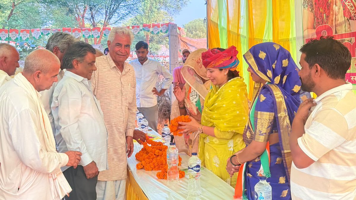 drshikhameel's tweet photo. गाँव निंदौला में पंचायत समिति गोविन्दगढ़ के वार्ड संख्या 15 से कांग्रेस प्रत्याशी श्रीमती नीलम देवी की चुनावी सभा को संबोधित किया । इस अवसर पर जयपुर जिला परिषद के वार्ड संख्या 02 से कांग्रेस प्रत्याशी श्रीमती स्वाती यादव जी सहित स्थानीय जनप्रतिनिधि एवं गणमान्यजन मौजूद रहे।

कार्यक्रम के दौरान ग्रामीणों से संवाद कर क्षेत्र की आवश्यकताओं एवं विकास से जुड़े विषयों पर चर्चा की। साथ ही, आमजन से कांग्रेस प्रत्याशियों के पक्ष में मतदान करने की अपील करते हुए क्षेत्र की प्रगति और जनसेवा के संकल्प को आगे बढ़ाने का आह्वान किया।

जय भारत | जय संविधान 
जय कांग्रेस, विजय कांग्रेस!