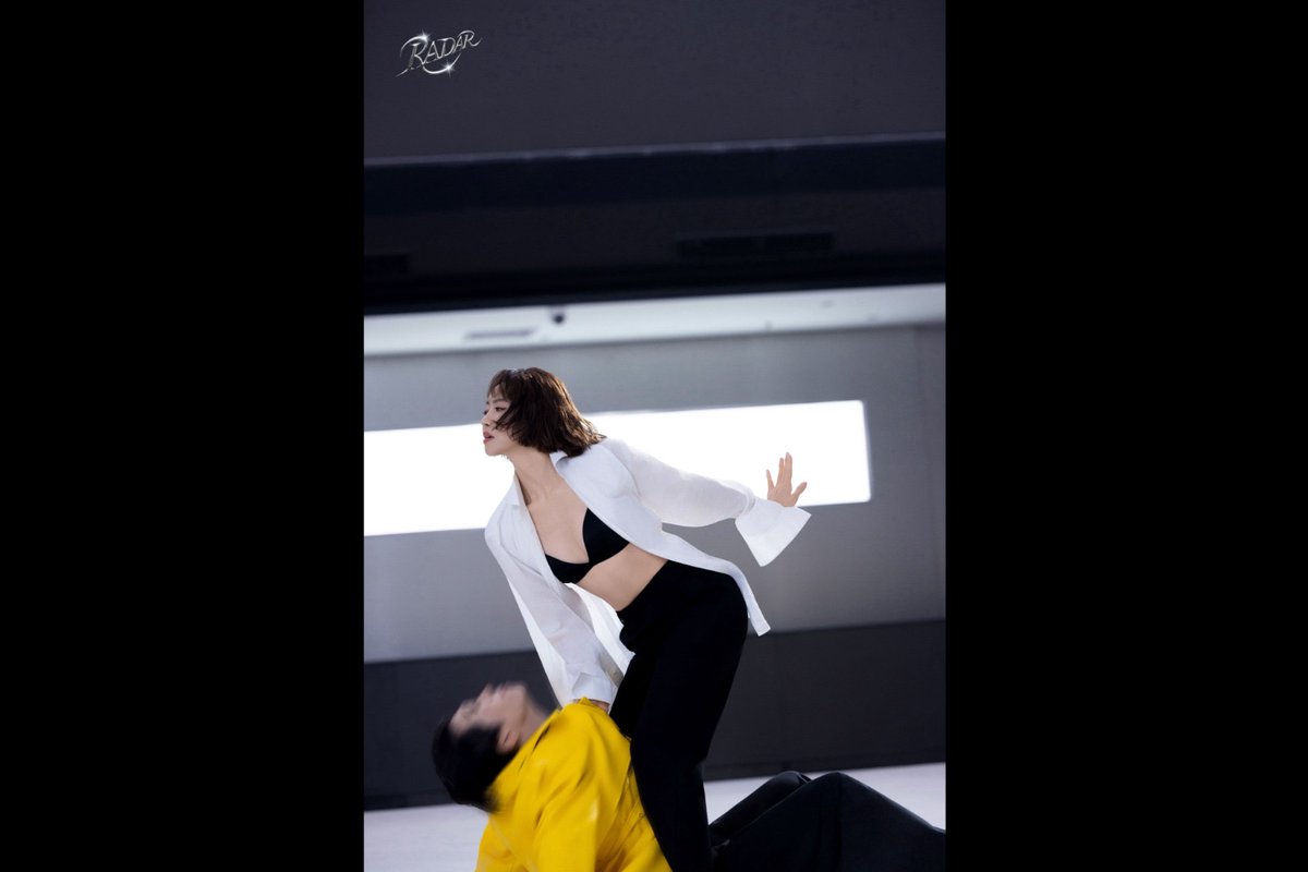 VictoriaSongBRA's tweet photo. [📷] 20.10.26 | Victoria #SongQian em seu Instagram 

“Sintonize seu radar, fique acordado. 🕵️‍♀️”
#TRUECOLOR
#Radar 

#victoriasong #宋茜 https://t.co/qwIbKUoEN7