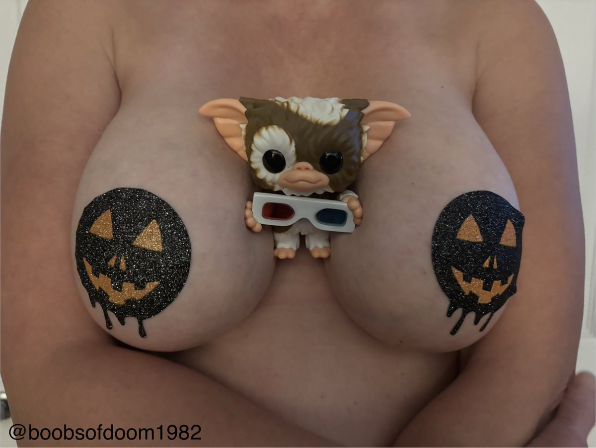 Spookymelons82's tweet photo. Happy Tuesday 🖤🖤

I like sexy Halloween stuff. Don’t be shy ! https://t.co/SoFl3VlkD3