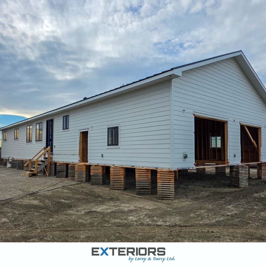 Exteriorsld's tweet photo. Fresh exterior finish on this RTM home for Destiny Homes in Coaldale! 🔨🏡
​Features @JamesHardie, @lpcorp, @WRRS_Roofing &amp; @MachineMetals. 🛠️
​Get a free quote! 
🔗 https://t.co/LaKLDkWeRh
📞 (403) 327-9113
​#ExteriorsByLeroyAndDarcy #RTMHomes #DestinyHomes #YQL #Coaldale https://t.co/TfViT79Ehc