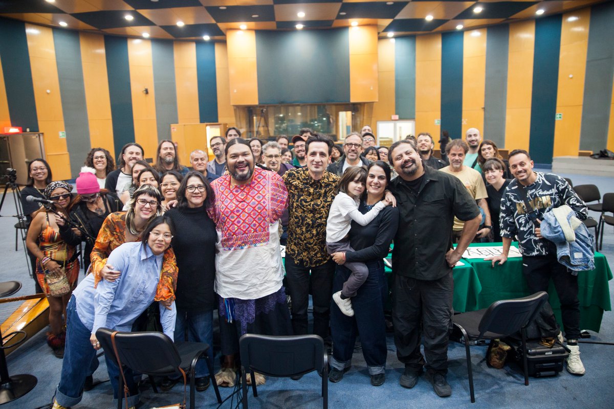 carnecrudaradio's tweet photo. Gracias a la gente que nos acompañó ayer en nuestro primer programa desde Ciudad de México. 

Nos fuimos hasta el @imerhoy con el @ccemx  y las voces y las obras de tres artistas con los que hicimos magia, y hablamos de resistencia y de lo importante de nombrar y nombrarse, de acompañarnos y que la cultura sea una forma de hacer política frente al odio: la escritora Elvira Liceaga, la cantante La Bruja de Texcoco y el muralista Said Dokins.

EL JUEVES EN TODAS LAS PLATAFORMAS: https://t.co/9w8BNbSrQB