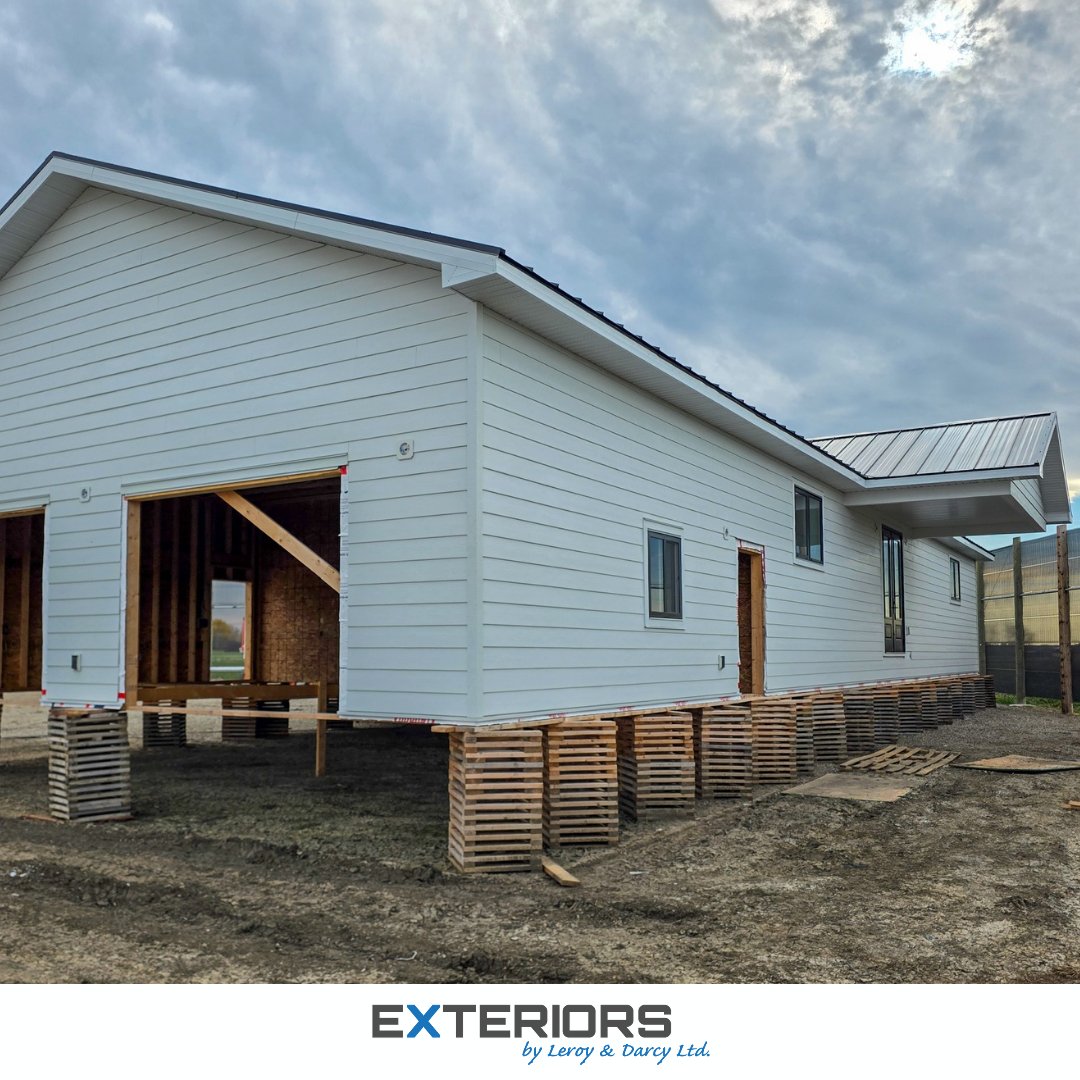Exteriorsld's tweet photo. Fresh exterior finish on this RTM home for Destiny Homes in Coaldale! 🔨🏡
​Features @JamesHardie, @lpcorp, @WRRS_Roofing &amp; @MachineMetals. 🛠️
​Get a free quote! 
🔗 https://t.co/LaKLDkWeRh
📞 (403) 327-9113
​#ExteriorsByLeroyAndDarcy #RTMHomes #DestinyHomes #YQL #Coaldale https://t.co/TfViT79Ehc