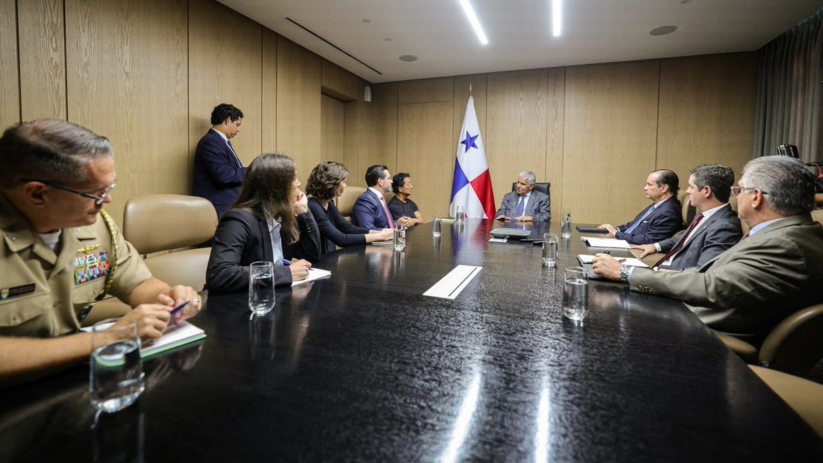 IDAANinforma's tweet photo. Miyamoto, reconocido experto internacional, destaca que la respuesta del Gobierno panameño ante el sismo superó el estándar internacional.

La agilidad con la que el Gobierno de Panamá, bajo el liderazgo del presidente José Raúl Mulino, evaluó en corto tiempo los daños estructurales causados por el terremoto del 9 de octubre ha salvado vidas. 

Así lo reconoció el ingeniero estructural Hideki "Kit" Miyamoto, líder del equipo de expertos enviado por la Embajada de Estados Unidos para evaluar e inspeccionar la infraestructura en las cuatro provincias más afectadas y ayudar en la recuperación de las comunidades.

Miyamoto es el fundador y director ejecutivo de Miyamoto International, una organización global dedicada a la ingeniería estructural y a la reducción del riesgo de desastres, cuyos expertos ya han comenzado a recorrer las provincias centrales para evaluar las estructuras dañadas que han sido identificadas como prioritarias por el Gobierno de Panamá. 

Este martes, Miyamoto se reunió con el presidente Mulino, encuentro en el que se compartieron datos sobre las zonas afectadas y se coordinaron planes de acción hacia la reconstrucción de casas, escuelas, iglesias y edificios públicos en Veraguas, Herrera, Coclé y Los Santos.

El experto llegó acompañado por el embajador de Estados Unidos en Panamá, Kevin Marino Cabrera, y el equipo de Miyamoto International. El mandatario llevó a la reunión a los ministros designados para dirigir la respuesta ante el desastre: Juan Carlos Orillac (Presidencia) y José Ramón Icaza (Asuntos del Canal y secretario de Metas Presidenciales); además del canciller, Javier Martínez-Acha, y el vicecanciller, Carlos Hoyos.