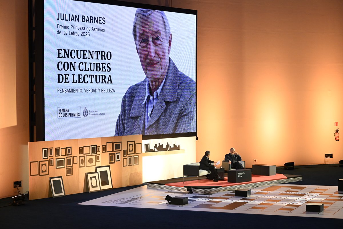 fpa's tweet photo. 💬 Julian Barnes se ha reunido con miembros de clubes de lectura vinculados principalmente a bibliotecas públicas de diferentes puntos de España. Durante el encuentro, «Pensamiento, verdad y belleza», los asistentes han podido preguntar al galardonado con el Premio Princesa de Asturias de las Letras 2026 sobre su obra.

© FPA | Iván Martínez

#PremiosPrincesadeAsturias #PrincessofAsturiasAwards #JulianBarnes #Letras #Literature