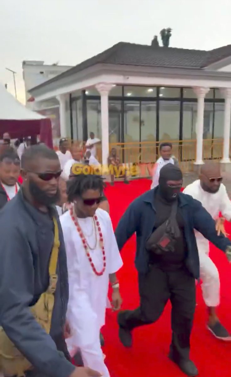 Georgewove01's tweet photo. Shallipopi arrives in Benin City to grace the Oba of Benin’s 10th anniversary celebration. 🔥👑

Pluto Presido is active! 🦅🚀 https://t.co/qiiykVQDmb