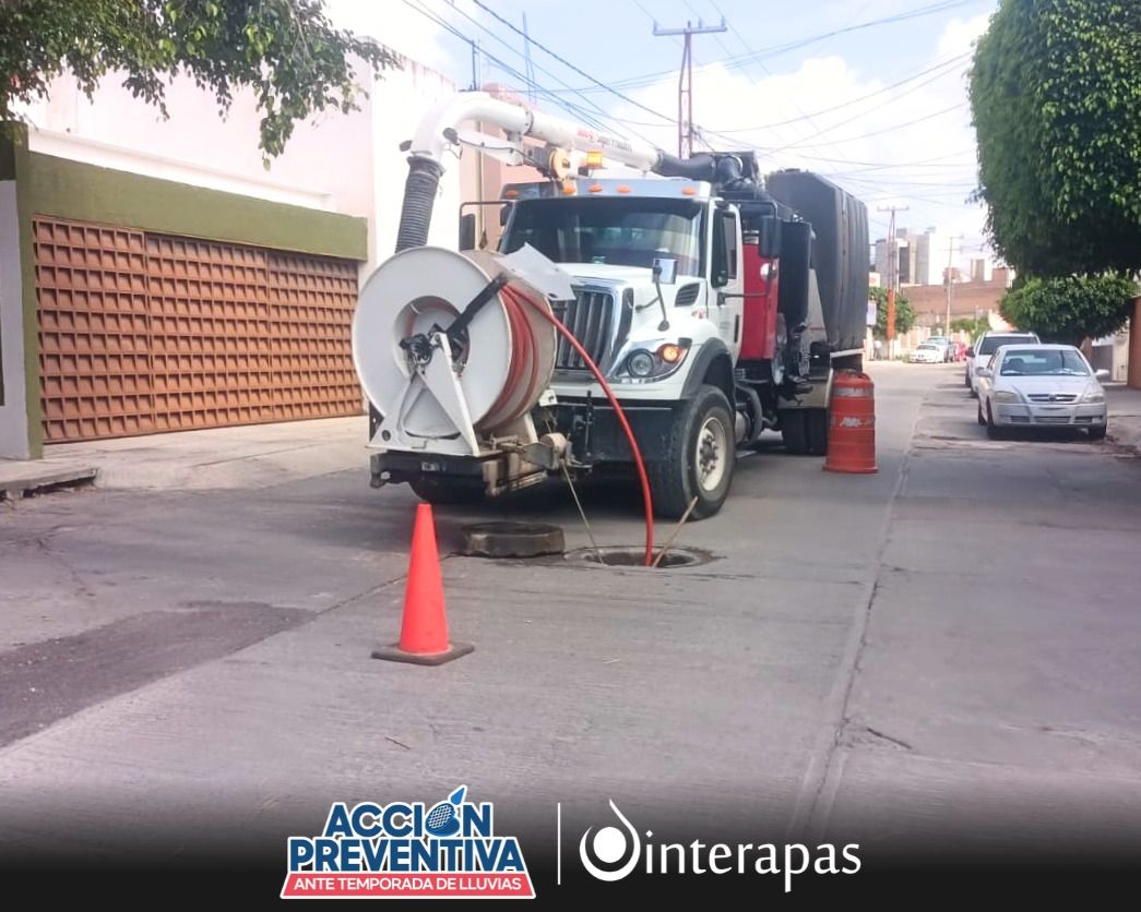 Interapas's tweet photo. 💧 Nuestras cuadrillas continúan realizando trabajos de desazolve para mantener en buenas condiciones la red de drenaje.

Se atendieron distintos puntos:
📍 Miguel Barragán, colonia Alamitos.
📍 Discípulos, colonia Valle Progreso.
📍 Molino del Escorial, colonia Los Molinos. https://t.co/cSdxtyV0J3