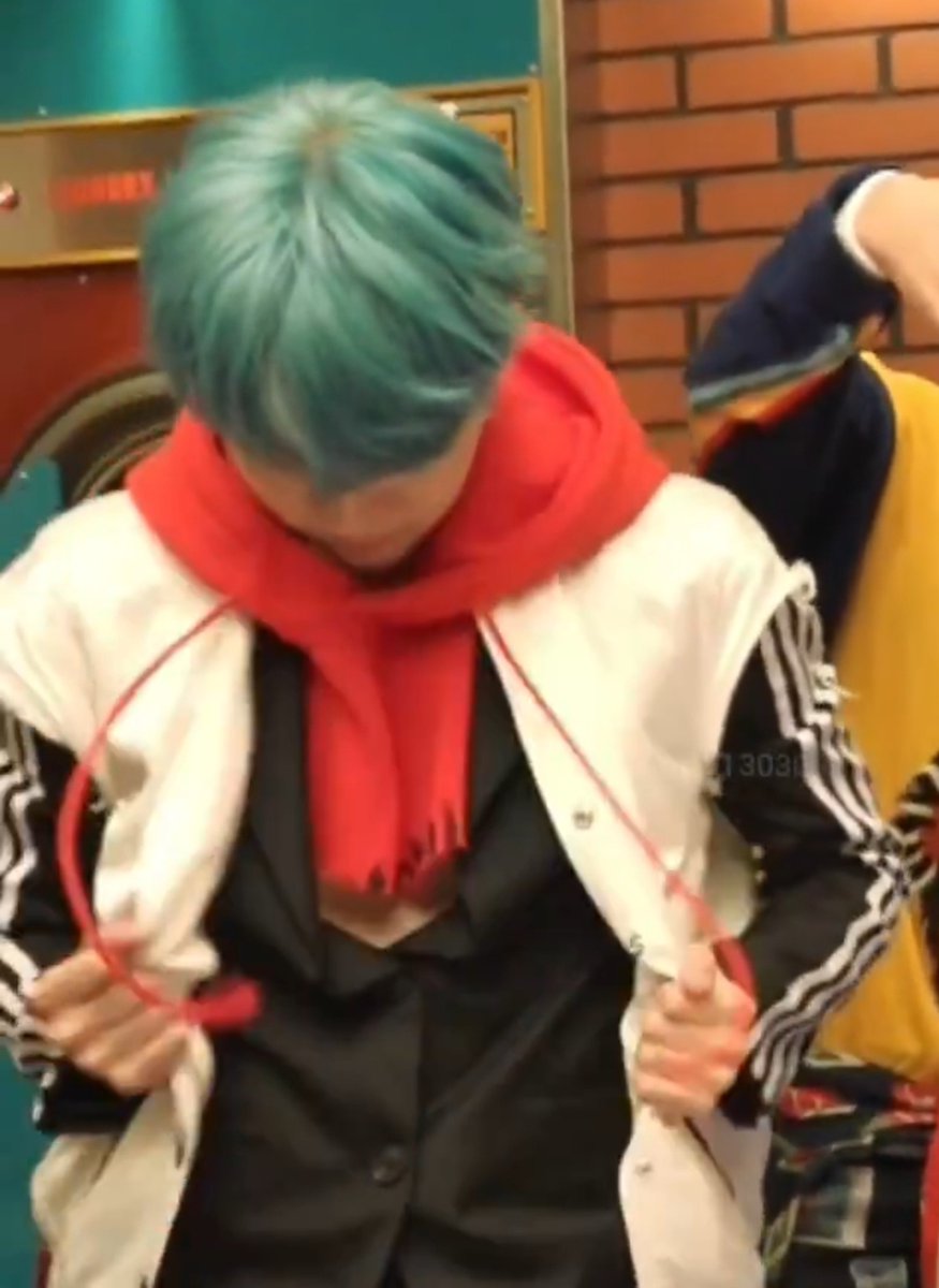 jnlvmi's tweet photo. wdym he wasnt wearing a hoodie ?? 😭 https://t.co/fsij6wUGFt