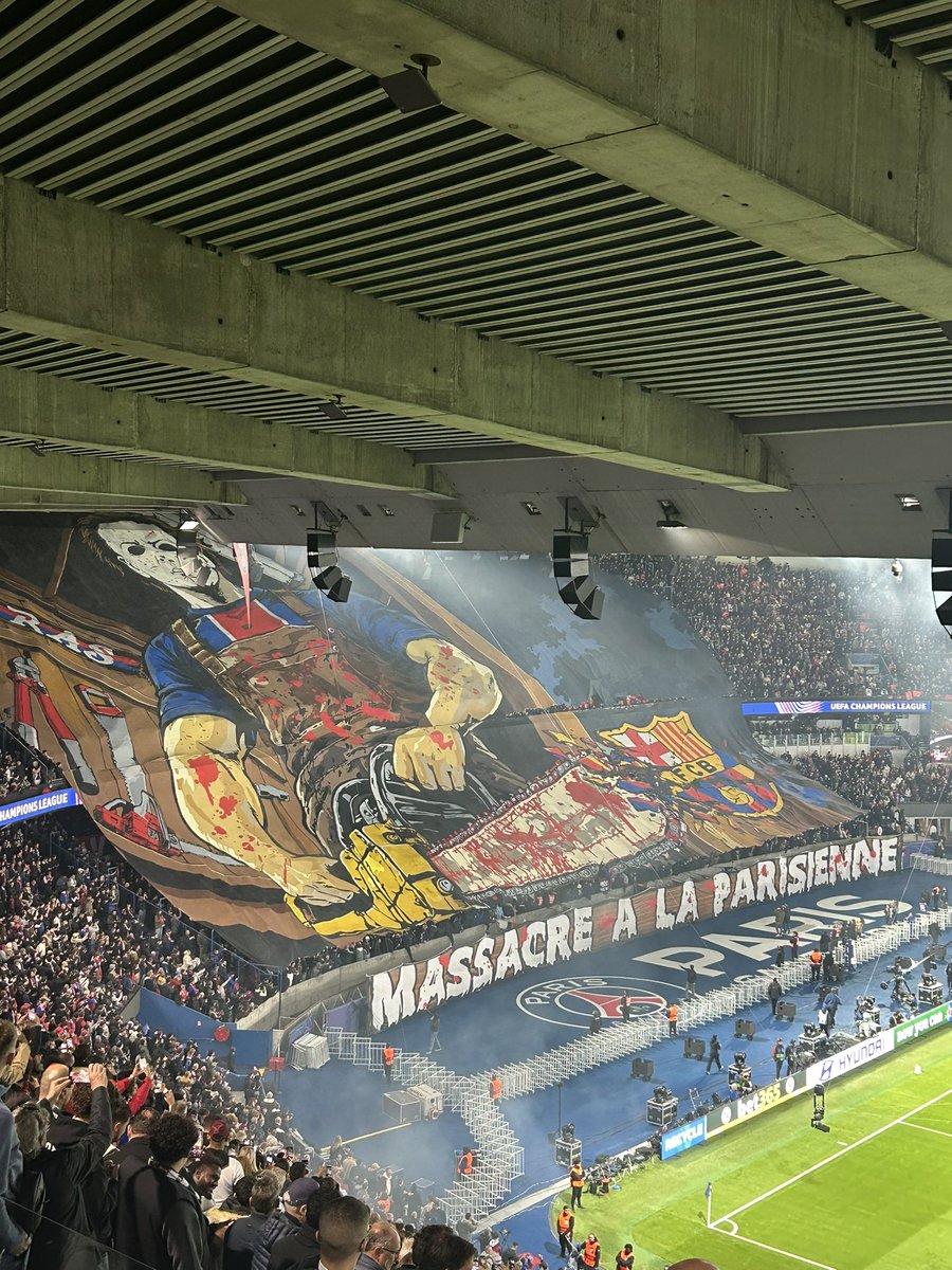 AndiOnrubia's tweet photo. “Masacre a la parisina”. 

El tifo de los ultras del PSG para recibir al Barça. https://t.co/DDMBVEkCE2