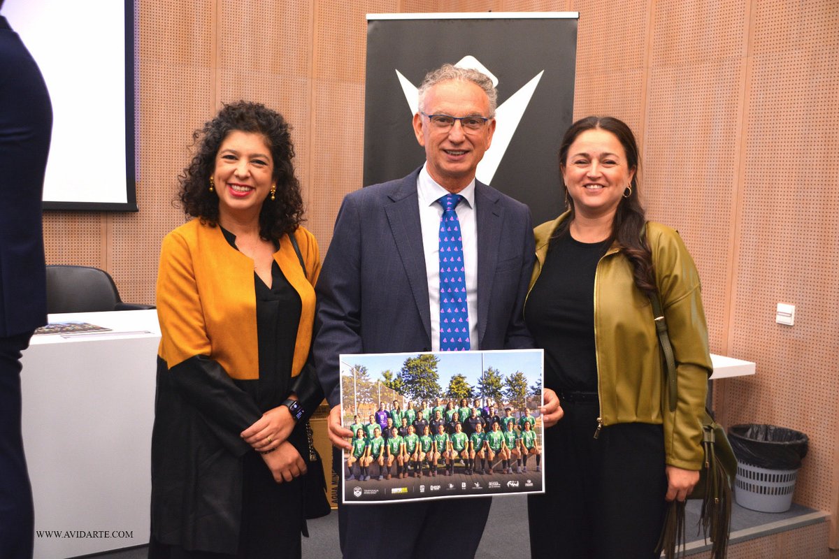 psoebadajoz's tweet photo. 👥⚽ La candidata del PSOE a la Alcaldía de Badajoz Silvia González @silgoncha y la concejala  Nuria Cabanillas @nuriacabaprove han acompañado al Sport Extremadura en la presentación de su proyecto deportivo para esta temporada.

💪💚 Hoy las protagonistas son ellas: las jugadoras del Sport Extremadura, su trabajo y la ilusión de una afición que quiere verlas llegar lo más lejos posible. Todo nuestro apoyo para esta temporada.

⚽💚 Badajoz tiene fútbol femenino para emocionarse.

#VamosConBadajoz #PrimeraRFEF 
@SportExCD