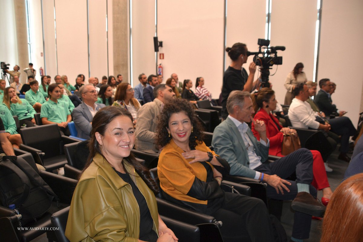 psoebadajoz's tweet photo. 👥⚽ La candidata del PSOE a la Alcaldía de Badajoz Silvia González @silgoncha y la concejala  Nuria Cabanillas @nuriacabaprove han acompañado al Sport Extremadura en la presentación de su proyecto deportivo para esta temporada.

💪💚 Hoy las protagonistas son ellas: las jugadoras del Sport Extremadura, su trabajo y la ilusión de una afición que quiere verlas llegar lo más lejos posible. Todo nuestro apoyo para esta temporada.

⚽💚 Badajoz tiene fútbol femenino para emocionarse.

#VamosConBadajoz #PrimeraRFEF 
@SportExCD