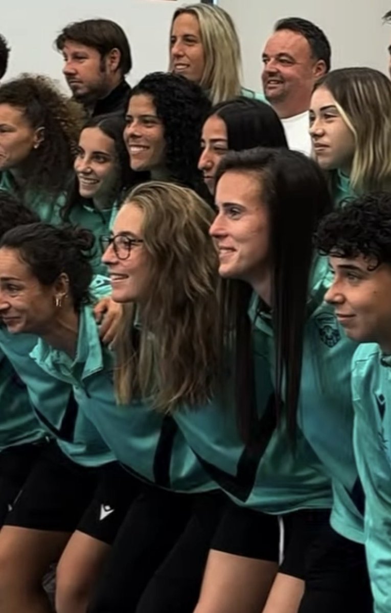 psoebadajoz's tweet photo. 👥⚽ La candidata del PSOE a la Alcaldía de Badajoz Silvia González @silgoncha y la concejala  Nuria Cabanillas @nuriacabaprove han acompañado al Sport Extremadura en la presentación de su proyecto deportivo para esta temporada.

💪💚 Hoy las protagonistas son ellas: las jugadoras del Sport Extremadura, su trabajo y la ilusión de una afición que quiere verlas llegar lo más lejos posible. Todo nuestro apoyo para esta temporada.

⚽💚 Badajoz tiene fútbol femenino para emocionarse.

#VamosConBadajoz #PrimeraRFEF 
@SportExCD
