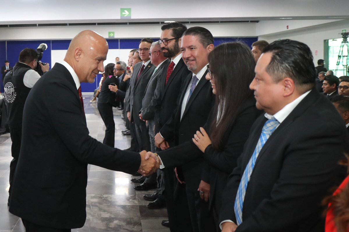 SICTmx's tweet photo. El secretario de Infraestructura, Comunicaciones y Transportes, Jesús Esteva Medina, en compañía de la subsecretaria de Comunicaciones y Transportes, @taniacarro_, el director general de la @AFAC_mx, Emilio Avendaño, el director general de @ASAMexico_mx, Carlos Manuel Merino, y el director general del @SENEAM_mx, Javier Alonso Vega, y con la presencia del director general del @aifaaero, Isidoro Pastor y el director general del @AICM_mx, Juan José Padilla, presidió la ceremonia por el 70 Aniversario de la creación de la Dirección General de Aeronáutica Civil (DGAC), hoy #AFAC. ���‍✈️👨‍✈️
