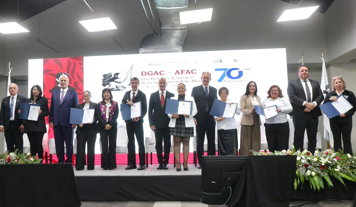 SICTmx's tweet photo. El secretario de Infraestructura, Comunicaciones y Transportes, Jesús Esteva Medina, en compañía de la subsecretaria de Comunicaciones y Transportes, @taniacarro_, el director general de la @AFAC_mx, Emilio Avendaño, el director general de @ASAMexico_mx, Carlos Manuel Merino, y el director general del @SENEAM_mx, Javier Alonso Vega, y con la presencia del director general del @aifaaero, Isidoro Pastor y el director general del @AICM_mx, Juan José Padilla, presidió la ceremonia por el 70 Aniversario de la creación de la Dirección General de Aeronáutica Civil (DGAC), hoy #AFAC. ���‍✈️👨‍✈️