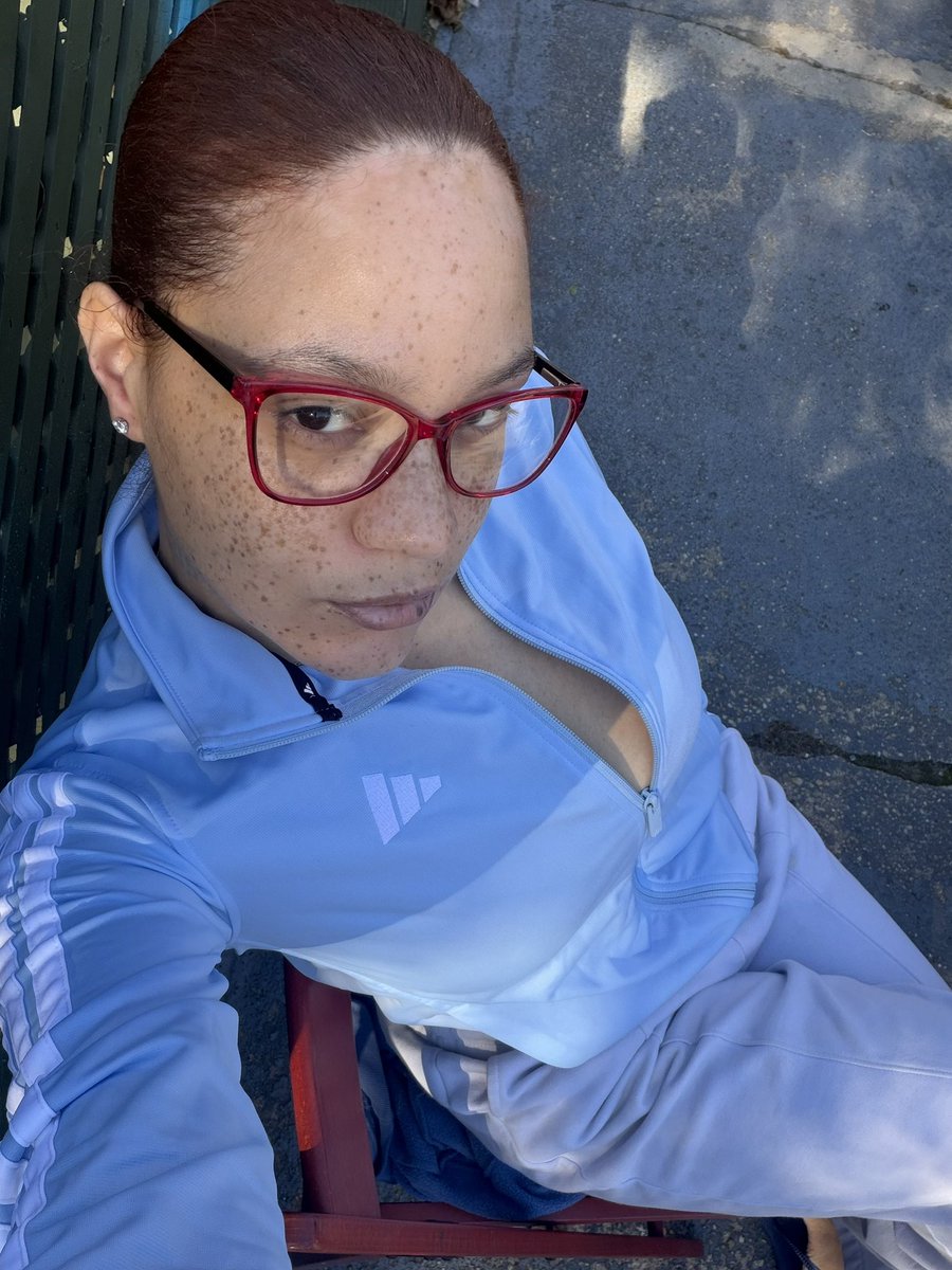 Kingchelseya's tweet photo. why is it warm in nyc?! anyway i got new havaianas :) AND AND AND my sweats are blue today :) https://t.co/Y4VovdmnQz