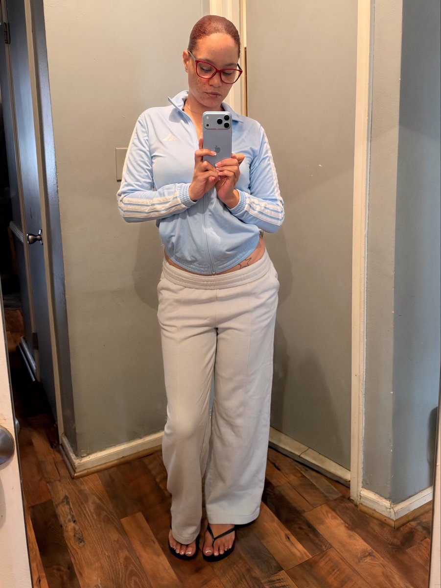 Kingchelseya's tweet photo. why is it warm in nyc?! anyway i got new havaianas :) AND AND AND my sweats are blue today :) https://t.co/Y4VovdmnQz