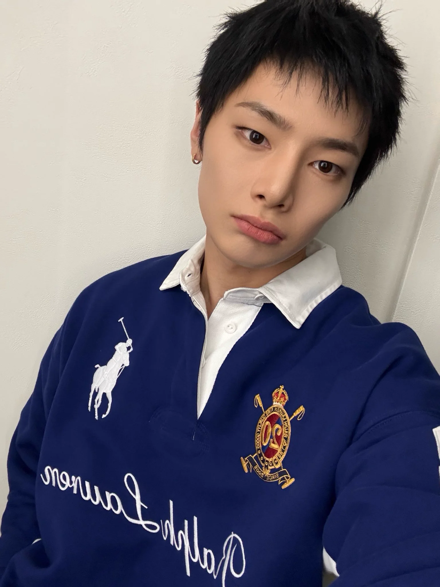 twilight on X: "every single selca of jeongin falls into one of two ...