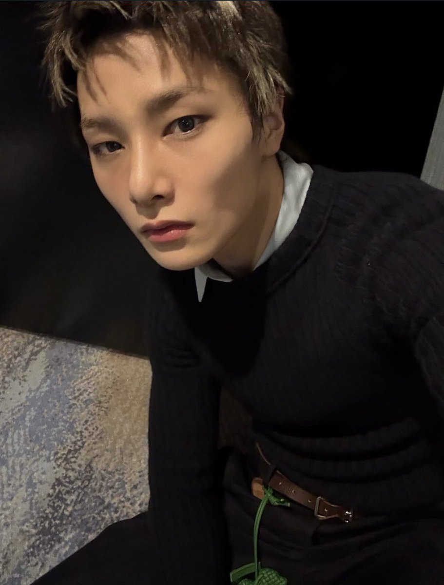 twilight_ish's tweet photo. every single selca of jeongin falls into one of two categories: boyfriend, or dead wife.

for example, these are all photos of boyfriend https://t.co/5733xzv5iG