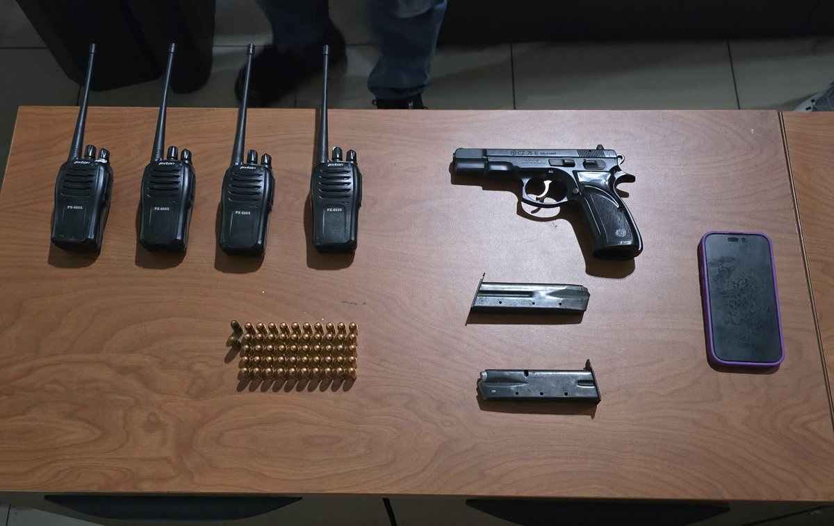 JohnReimberg's tweet photo. GUAYAQUIL

APRESADA MUJER CON ARMAS Y USD 15 MIL EN EFECTIVO.
El operativo fue ejecutado por la Policía Nacional en el suburbio en Guayaquil donde un inmueble fue allanado donde se almacenaban armas y municiones que eran utilizadas para sicariatos.
Como resultado, una mujer fue apresada con USD 15 mil en efectivo cuya procedencia no pudo justificar 

Resultados:
Una pistola de fabricación industrial.
52 municiones de diferentes calibres
Dos alimentadoras
Cuatro radios bidireccionales portátiles
Un teléfono celular
USD 15.264 en efectivo, de procedencia no justificada

Esta persona fue puesta a órdenes de la justicia para el debido proceso.

Seguimos trabajando.