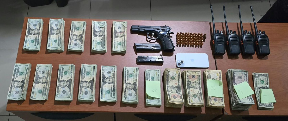 JohnReimberg's tweet photo. GUAYAQUIL

APRESADA MUJER CON ARMAS Y USD 15 MIL EN EFECTIVO.
El operativo fue ejecutado por la Policía Nacional en el suburbio en Guayaquil donde un inmueble fue allanado donde se almacenaban armas y municiones que eran utilizadas para sicariatos.
Como resultado, una mujer fue apresada con USD 15 mil en efectivo cuya procedencia no pudo justificar 

Resultados:
Una pistola de fabricación industrial.
52 municiones de diferentes calibres
Dos alimentadoras
Cuatro radios bidireccionales portátiles
Un teléfono celular
USD 15.264 en efectivo, de procedencia no justificada

Esta persona fue puesta a órdenes de la justicia para el debido proceso.

Seguimos trabajando.
