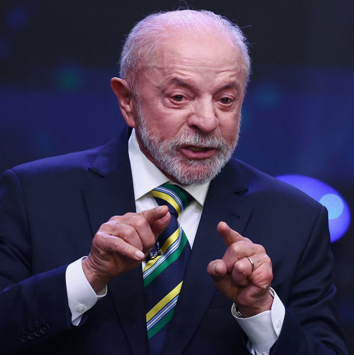 updatecharts's tweet photo. Internauta dá sugestão de como Lula poderia conduzir um debate MAIS IMPACTANTE sem a presença de políticos adversários:

“Ao invés de políticos, levaria na comitiva do debate da Globo a mãe da Ana Clara, a mãe de um filho morto na COVID, a mãe de um filho que perdeu acesso ao farmácia popular no governo Bolsonaro e a mãe de um filho que perdeu a merenda na escola.”