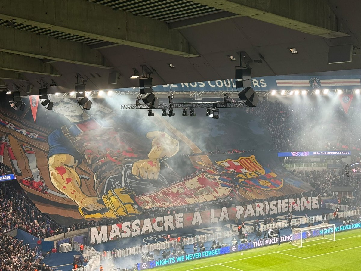 QueThiJugues's tweet photo. 😤"MASSACRE A LA PARISIENNE": el tifo del Parc dels Prínceps, amb una motoserra destrossant l'escut del Barça

via @Nilsola10 

#FCBlive #PSGBarça https://t.co/Hv5hwqluWp