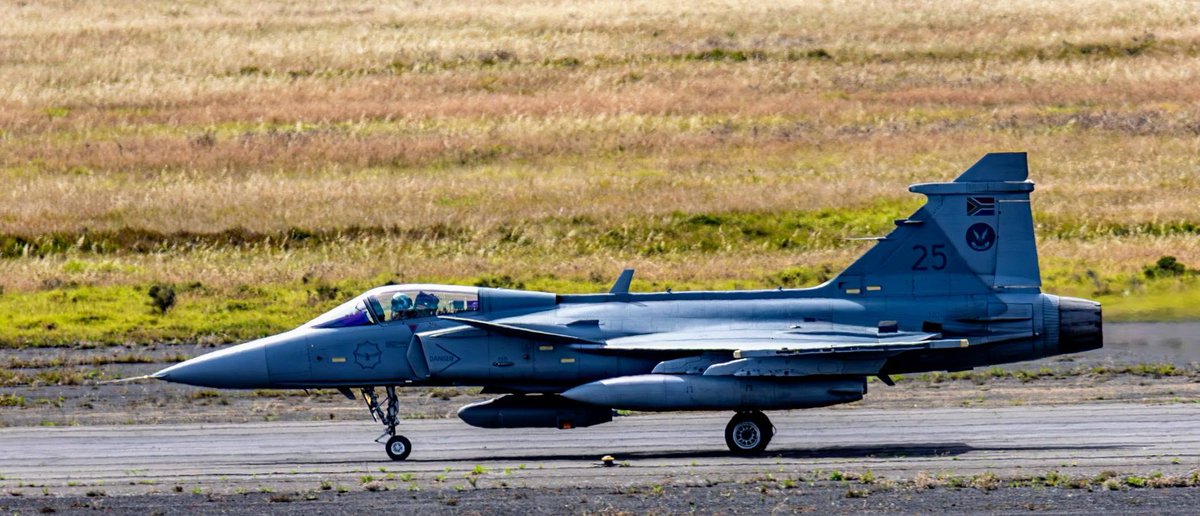 GripenNews's tweet photo. 🇿🇦 Exercise #IBSAMAR IX is now over and two participating #Gripen C/D has left AFB Ysterplaat.

Seen carrying the highly capable Thales Digital Joint Reconnaissance Pod (#DJRP) and Rafael #LITENING Targeting pod.

Great catch by 📸Benjamin William Pearce. https://t.co/8ZPDq4QAMi https://t.co/1tqaKibTXz