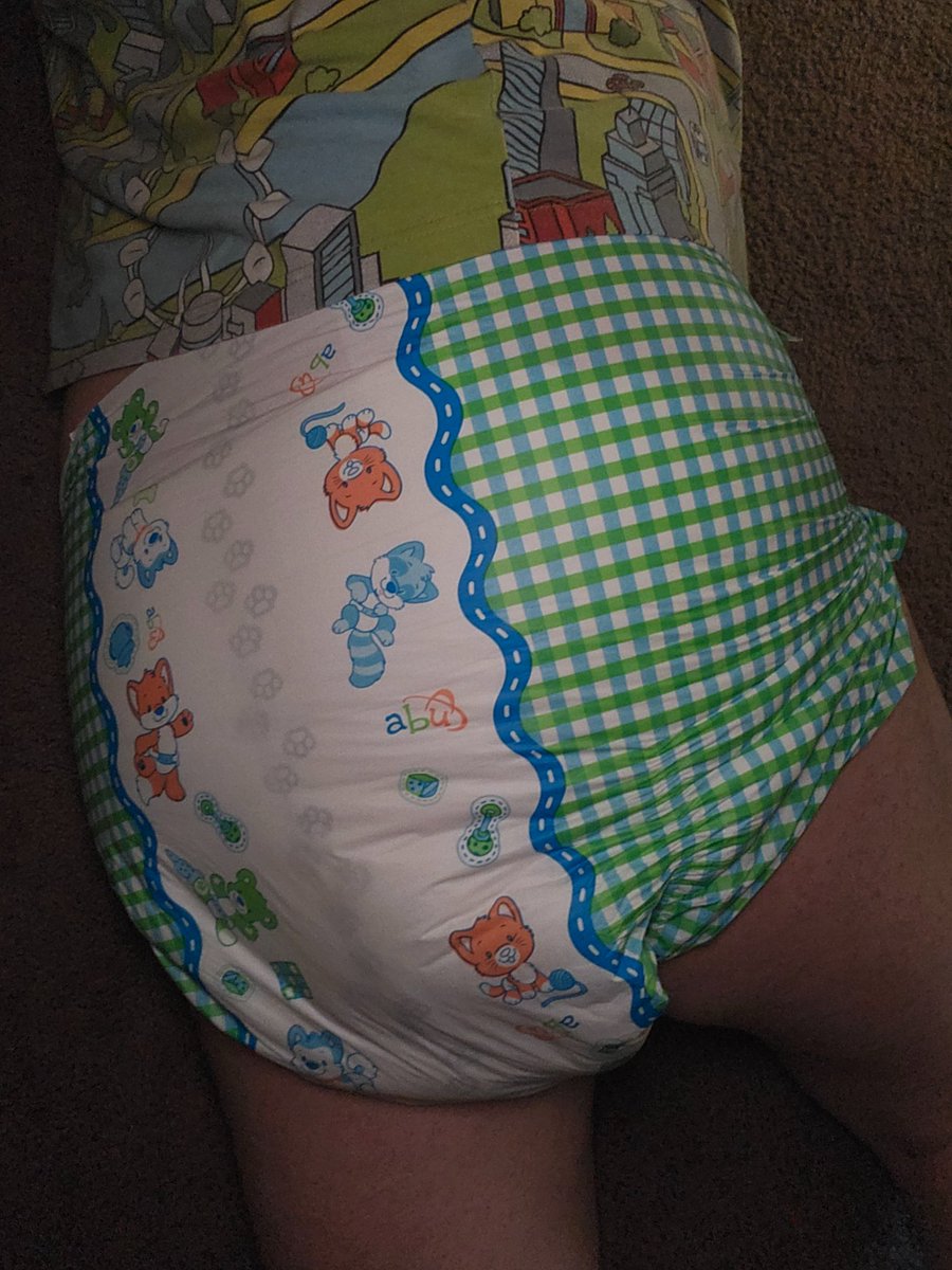 KleinerRicker's tweet photo. Wha'? Mommy isn' home!? Whewe she go!? .... I's guesses I's jus' hafta waits... hope she home soon... I's gonna gets a wrash... 😑

#PaddedAgeRe #DiaperBoy https://t.co/TbCy3L9oa6