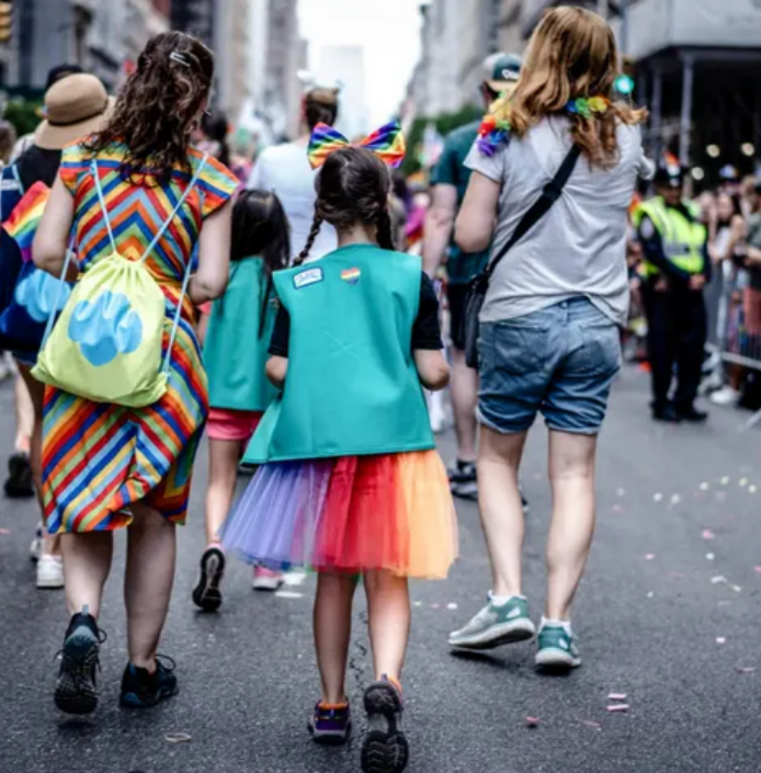 CathoFr's tweet photo. 🔴🇺🇸 ÉTATS-UNIS — FORTE CHUTE DES JEUNES SE DÉCLARANT HOMOSEXUELS OU BISEXUELS !

Chez les lycéens de 14-15 ans, leur proportion passe de 17 % en 2023 à 11 % en 2025 ! Une baisse particulièrement marquée chez les filles. Les causes restent inconnues. (Zenit) https://t.co/4ckQEe07d6