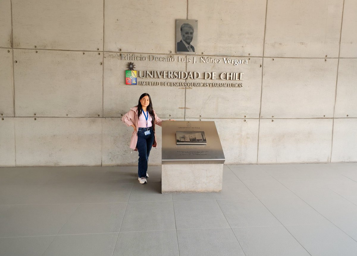 fcvespol's tweet photo. 🇨🇱🔬 ¡Movilidad científica internacional! 👏🌿

Valeria Calero (Cohorte 10, Biociencias Aplicadas) realizó una estancia en la @uchile en formulación de microemulsiones con extractos de Erigeron sumatrensis para uso cosmético 🧴✨

Noticia completa 👉 https://t.co/ytrGRZI6dF https://t.co/h9Lpm1Igwr