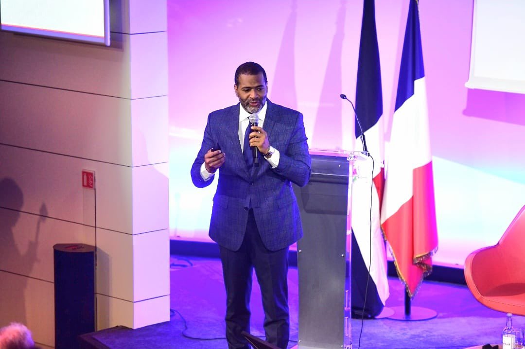 DGAPPRD's tweet photo. Nuestro director ejecutivo, Andrés Lugo Risk, presentó en la Semana Dominicana en Francia 2026 las grandes oportunidades que ofrecen las #APP para las inversiones francesas en #RD. Destacó el liderazgo del presidente Luis Abinader en el impulso del desarrollo nacional. https://t.co/o4CYidok6l