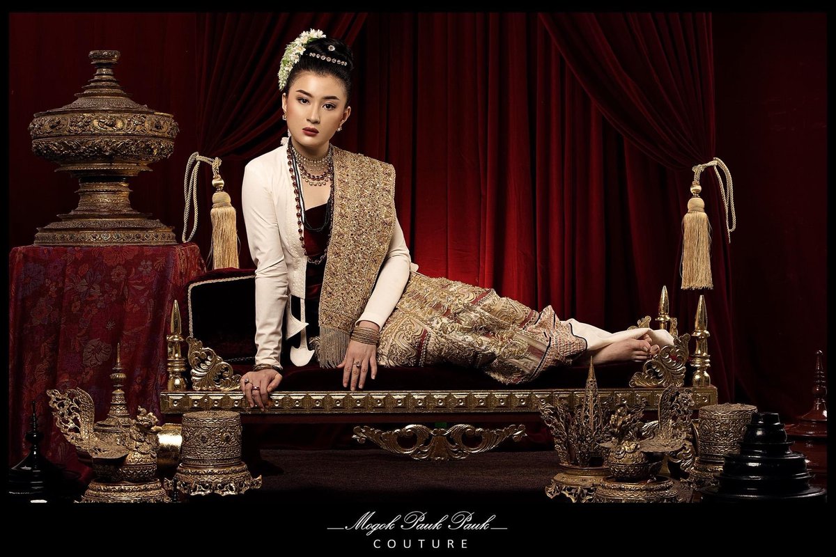 smtg1vnvl's tweet photo. @GMMTV Cultural heritage is not yours to imitate, rebrand, or claim as your own. Myanmar’s royal court attire carries its own history and cultural identity. Respect our heritage, acknowledge its origins, and give credit where it is due.

#MyanmarCulturalHeritage 
#ScarletHeartTH https://t.co/q1MP5qo2oh
