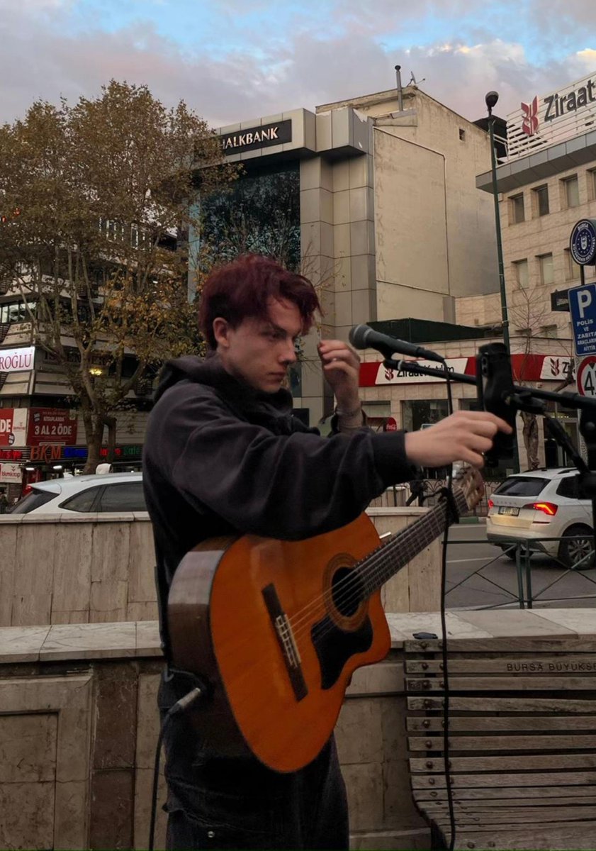 yavsaksally's tweet photo. saclarının aralarında kalan o ufak tefek kızıllıkları mı düsüneyim yoksa tamamını kızıla boyatıp bütün havasını bammmbaska bir seviyeye cıkarmasını mı bilmiyorum AMA her türlü akıl alacak bir seyleri var bebegimin aglamak istiyorum https://t.co/tArDR08kGn