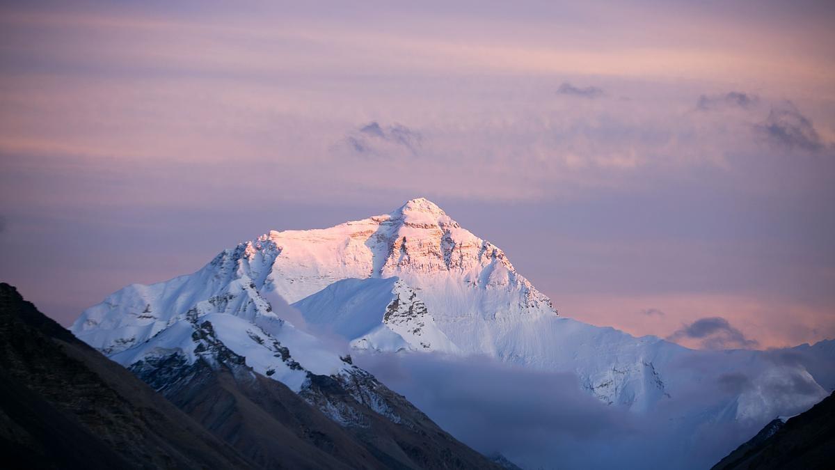 Slatefr's tweet photo. L'Everest a-t-il toujours été la montagne la plus haute du monde?

https://t.co/rbO96MvG5L https://t.co/4cX1EamW6q