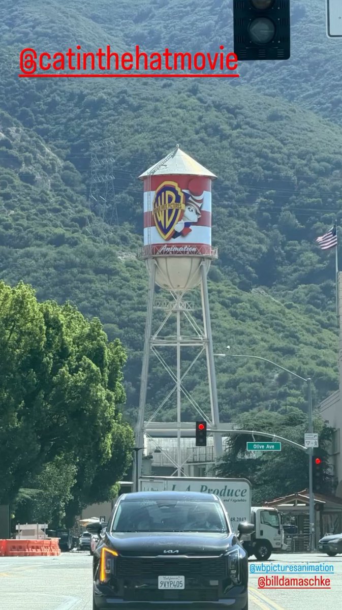 SupremaToonsFR's tweet photo. Le château d'eau Warner Tower a été repeint afin de célébrer la sortie de Le Chat Chapeauté, premier film des nouveaux studios Warner Bros. Pictures Animation.

Le nouveau reboot en animation 3D de l'histoire de Dr Seuss, sortira le 9 Décembre au cinéma. https://t.co/bixlsSgQ1P