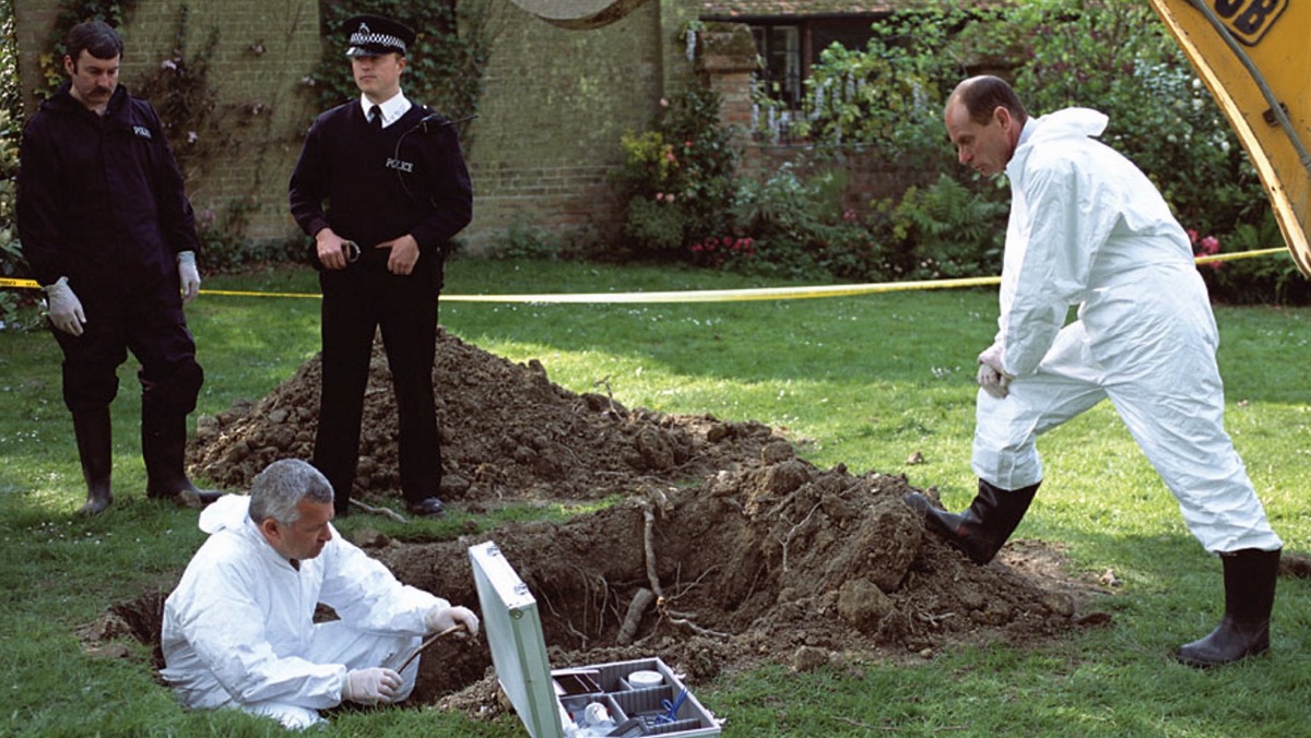 VisionTV's tweet photo. This week on #RosemaryandThyme, when Rosemary and Laura set out to create a wild garden at a pop star Nev Connolly's grandiose Gothic pile, they discover bones belonging to a racehorse and a young woman.

Watch Wednesdays at 5pm ET. https://t.co/RyxNQPGlol https://t.co/FAWaRtXCQe