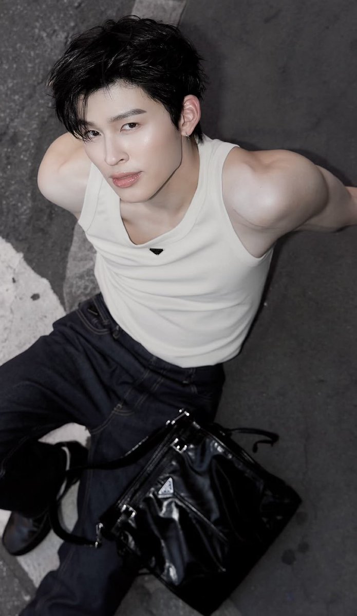 popowowin's tweet photo. his hot signature pose 😮‍💨 https://t.co/0LqHUIQd0j
