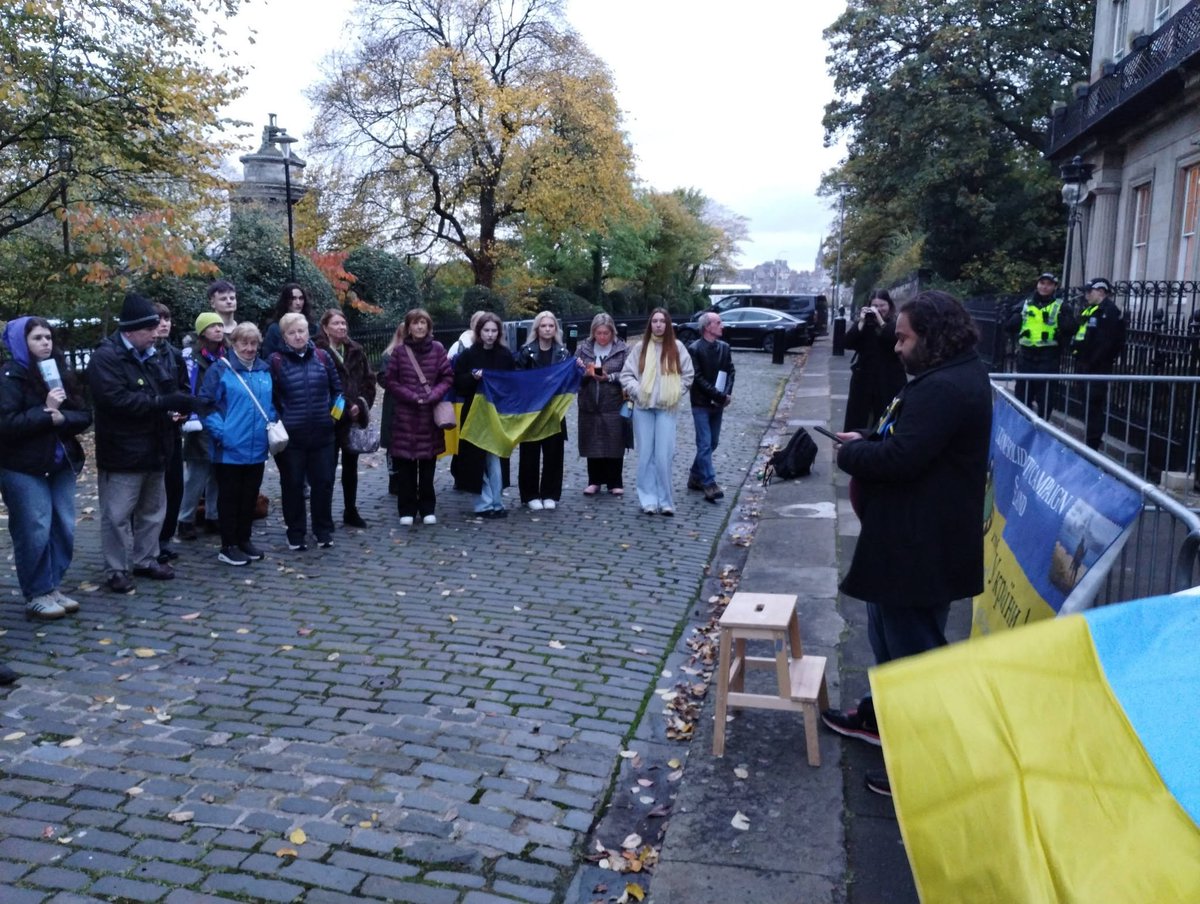 UkraineSol's tweet photo. Protest at US consulate in Edinburgh by @USCScotland https://t.co/v1DajYBoTu