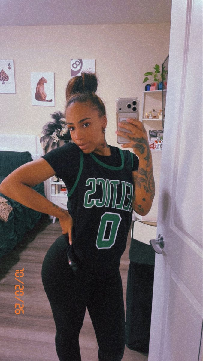 AWalkingBombb's tweet photo. mrs. tatum by the way 💚☘️😘 @jaytatum0 https://t.co/ayrJJgytA8