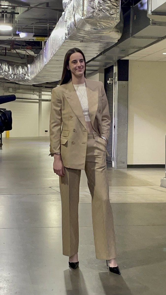 catilinclark22's tweet photo. When you see me what’s that first thing that comes to your mind ?
#indianbasketball #caitlinclark #indianafever #basketball #viral https://t.co/CcbIkOub1O
